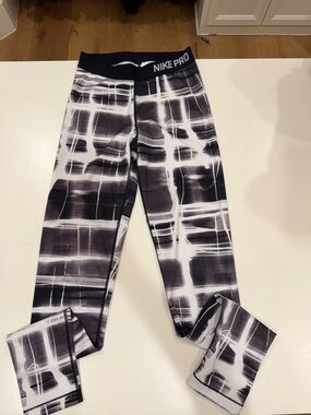 Nike Girls' Black & White Abstract Grid Leggings